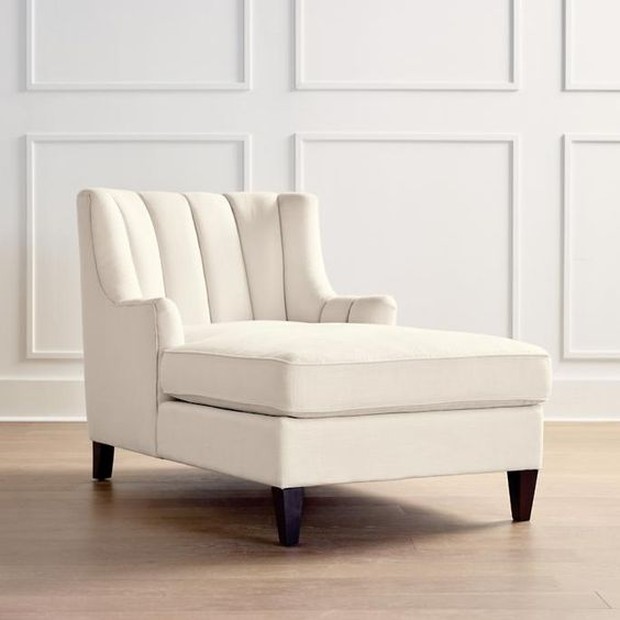 Pinterest.com/frontgate Pilih kursi panjang untuk sekedar duduk sambil merilekskan kaki.