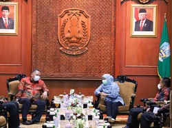 Plt Wali Kota Surabaya Doakan Khofifah Lekas Sembuh dari Positif COVID-19