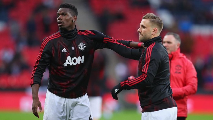 LONDON, ENGLAND - JANUARY 13:  Paul Pogba and Luke Shaw of Manchester United warm up prior to the Premier League match between Tottenham Hotspur and Manchester United at Wembley Stadium on January 13, 2019 in London, United Kingdom.  (Photo by Catherine Ivill/Getty Images)