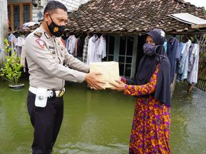 Gresik Masih Terselimuti Banjir, Polisi Terjun Berikan Bantuan