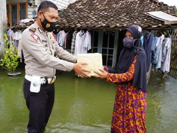 Gresik Masih Terselimuti Banjir, Polisi Terjun Berikan Bantuan