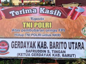 Papan Ucapan Terima Kasih TNI-Polri Bubarkan FPI Berjajar di Mapolda Kalteng Papan Ucapan Terima Kasih TNI-Polri Bubarkan FPI Berjajar di Mapolda Kalteng