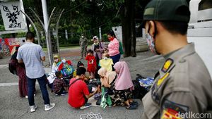 Satpol PP Bubarkan Kerumunan di Taman Pandang