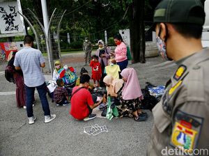 Satpol PP Bubarkan Kerumunan di Taman Pandang