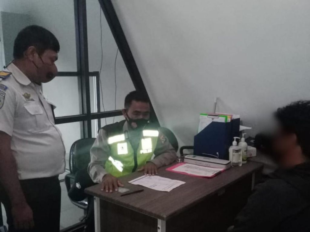 Hendak ke Bali Pakai Surat Tes Corona Palsu, Pria di Sumbawa Diamankan Hendak ke Bali Pakai Surat Tes Corona Palsu, Pria di Sumbawa Diamankan
