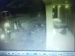Terekam CCTV! Geng Motor Serang Kafe di Tasikmalaya