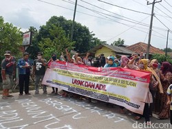 Protes Ganti Rugi Murah, Warga Citaman Karawang Blokade Jalan Badami-Loji
