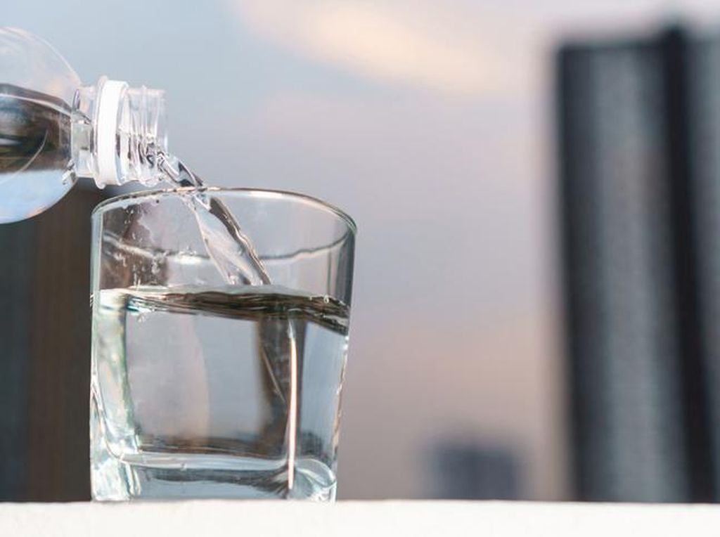7 Cara Minum Air Agar Kebutuhan Air Harian Terpenuhi 7 Cara Minum Air Agar Kebutuhan Air Harian Terpenuhi