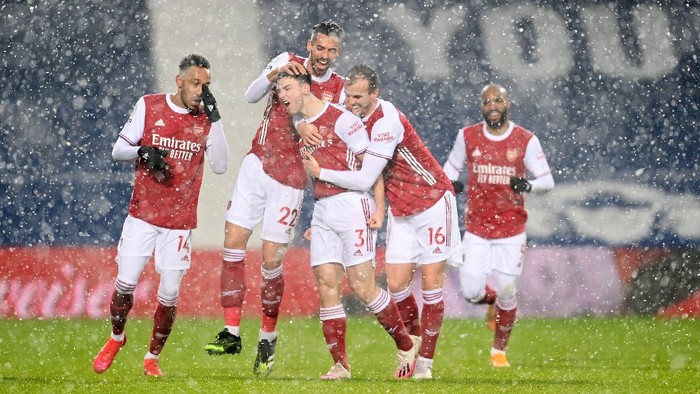 WEST BROMWICH, ENGLAND - JANUARY 02: Kieran Tierney of Arsenal celebrates with teammates (L-R) Pierre-Emerick Aubameyang, Pablo Mari and Rob Holding after scoring their teams first goal during the Premier League match between West Bromwich Albion and Arsenal at The Hawthorns on January 02, 2021 in West Bromwich, England. The match will be played without fans, behind closed doors as a Covid-19 precaution. (Photo by Michael Regan/Getty Images)