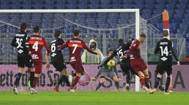 ROME, ITALY - JANUARY 03: Edin Dzeko of Roma scores their sides first goal during the Serie A match between AS Roma and UC Sampdoria at Stadio Olimpico on January 03, 2021 in Rome, Italy. Sporting stadiums around Italy remain under strict restrictions due to the Coronavirus Pandemic as Government social distancing laws prohibit fans inside venues resulting in games being played behind closed doors. (Photo by Paolo Bruno/Getty Images)