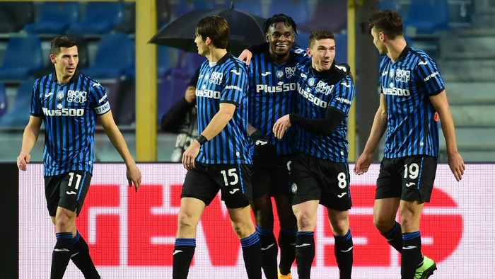 BERGAMO, ITALY - JANUARY 03: Robin Gosens of Atalanta B.C. celebrates with team mates (l - r) Remo Freuler, Marten De Roon, Duvan Zapata and Berat Djimsiti after scoring their sides fourth goal during the Serie A match between Atalanta BC and US Sassuolo at Gewiss Stadium on January 03, 2021 in Bergamo, Italy. Sporting stadiums around Italy remain under strict restrictions due to the Coronavirus Pandemic as Government social distancing laws prohibit fans inside venues resulting in games being played behind closed doors. (Photo by Pier Marco Tacca/Getty Images)