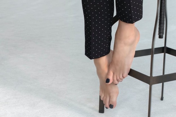 Untuk merawat tumit, mulailah dengan menggunakan kikir kaki setiap dua minggu sekali untuk menghilangkan kulit mati