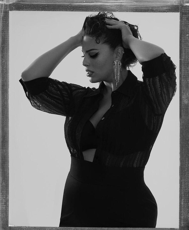 Baju warna hitam/source:instagram.com/ashleygraham