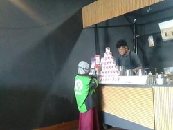 Bantu Ayahnya Order Makanan Ojol, Gadis Ini Banjir Pujian
