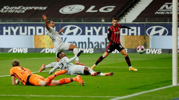FRANKFURT AM MAIN, GERMANY - JANUARY 02: Edmond Tapsoba of Bayer Leverkusen scores an own goal, Eintracht Frankfurt's second goal, during the Bundesliga match between Eintracht Frankfurt and Bayer 04 Leverkusen at Deutsche Bank Park on January 02, 2021 in Frankfurt am Main, Germany. Sporting stadiums around Germany remain under strict restrictions due to the Coronavirus Pandemic as Government social distancing laws prohibit fans inside venues resulting in games being played behind closed doors. (Photo by Ronny Wittek - Pool/Getty Images)