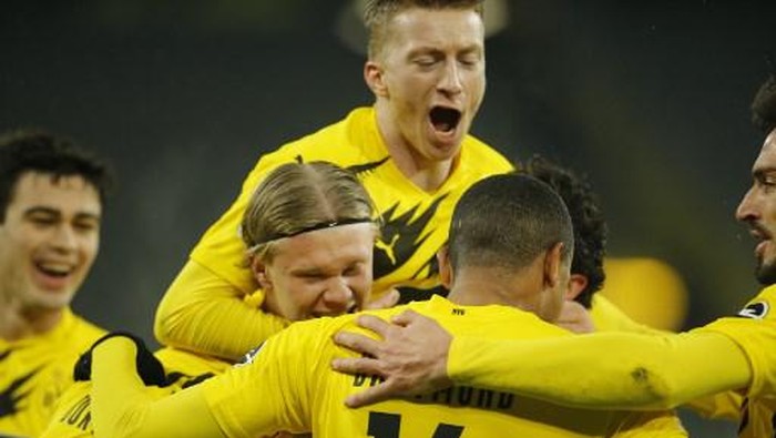 Dortmunds players celebrate scoring the 1-0 during the German first division Bundesliga football match Borussia Dortmund v VfL Wolfsburg on January 3, 2021 in Dortmund, western Germany. (Photo by Leon KUEGELER / POOL / AFP) / DFL REGULATIONS PROHIBIT ANY USE OF PHOTOGRAPHS AS IMAGE SEQUENCES AND/OR QUASI-VIDEO