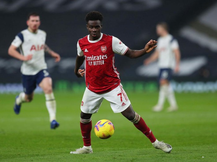 LONDON, ENGLAND - DECEMBER 06: Bukayo Saka of Arsenal  during the Premier League match between Tottenham Hotspur and Arsenal at Tottenham Hotspur Stadium on December 06, 2020 in London, England. A limited number of fans are welcomed back to stadiums to watch elite football across England. This was following easing of restrictions on spectators in tiers one and two areas only. (Photo by Catherine Ivill/Getty Images)