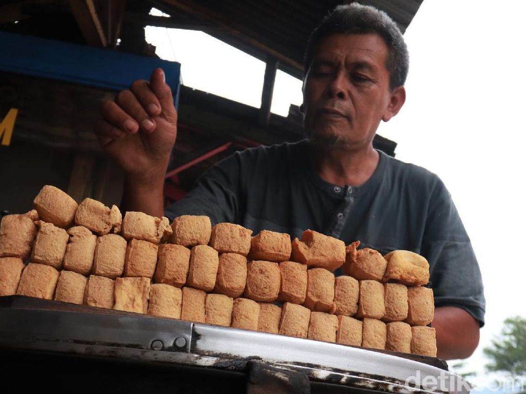 Curhat Pedagang Tahu di Cileunyi Terdampak Kenaikan Harga Kedelai Curhat Pedagang Tahu di Cileunyi Terdampak Kenaikan Harga Kedelai