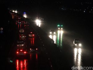 Diguyur Hujan, Puncak Arus Balik di GT Cileunyi Ramai Lancar