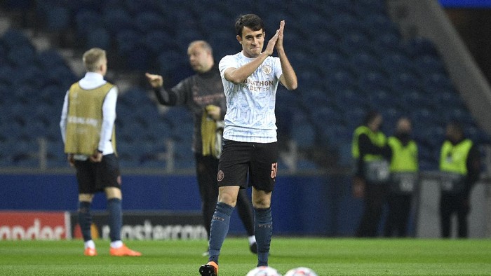 PORTO, PORTUGAL - DECEMBER 01: Eric Garcia of Manchester City applauds as he warms up prior to the UEFA Champions League Group C stage match between FC Porto and Manchester City at Estadio do Dragao on December 01, 2020 in Porto, Portugal. Sporting stadiums around Portugal remain under strict restrictions due to the Coronavirus Pandemic as Government social distancing laws prohibit fans inside venues resulting in games being played behind closed doors. (Photo by Octavio Passos/Getty Images)