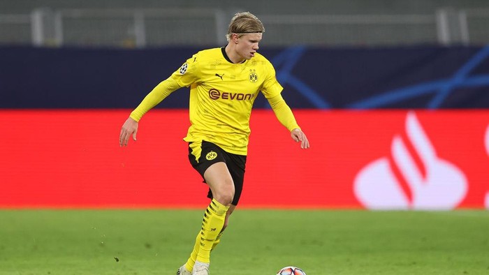 DORTMUND, GERMANY - NOVEMBER 24: Erling Haaland of Dortmund runs with the ball during the UEFA Champions League Group F stage match between Borussia Dortmund and Club Brugge KV at Signal Iduna Park on November 24, 2020 in Dortmund, Germany. (Photo by Lars Baron/Getty Images)
