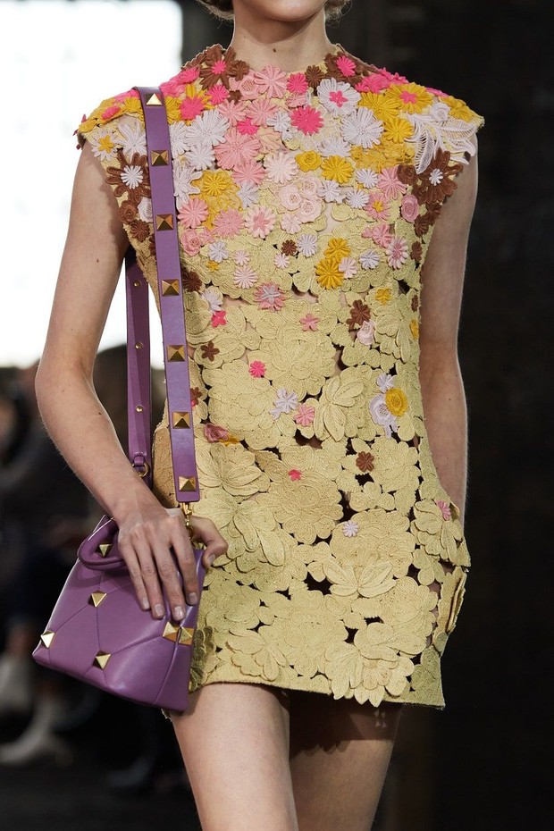 Floral applique dari koleksi Valentino Spring Ready-to-Wear 2021.