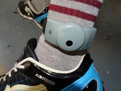 Mengenal Cara Kerja Gelang Elektronik Pelacak Predator Seksual