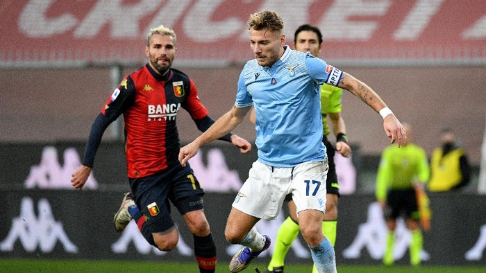 GENOA, ITALY - JANUARY 03: Ciro Immobile of SS Lazio competes for the ball with Valon Behrami of Genoa CFCduring the Serie A match between Genoa CFC and SS Lazio at Stadio Luigi Ferraris on January 03, 2021 in Genoa, Italy. (Photo by Marco Rosi/Getty Images)