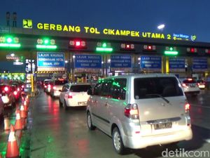 Liburan Usai, Lalin di Tol Cikampek Mengarah Jakarta Padat Liburan Usai, Lalin di Tol Cikampek Mengarah Jakarta Padat