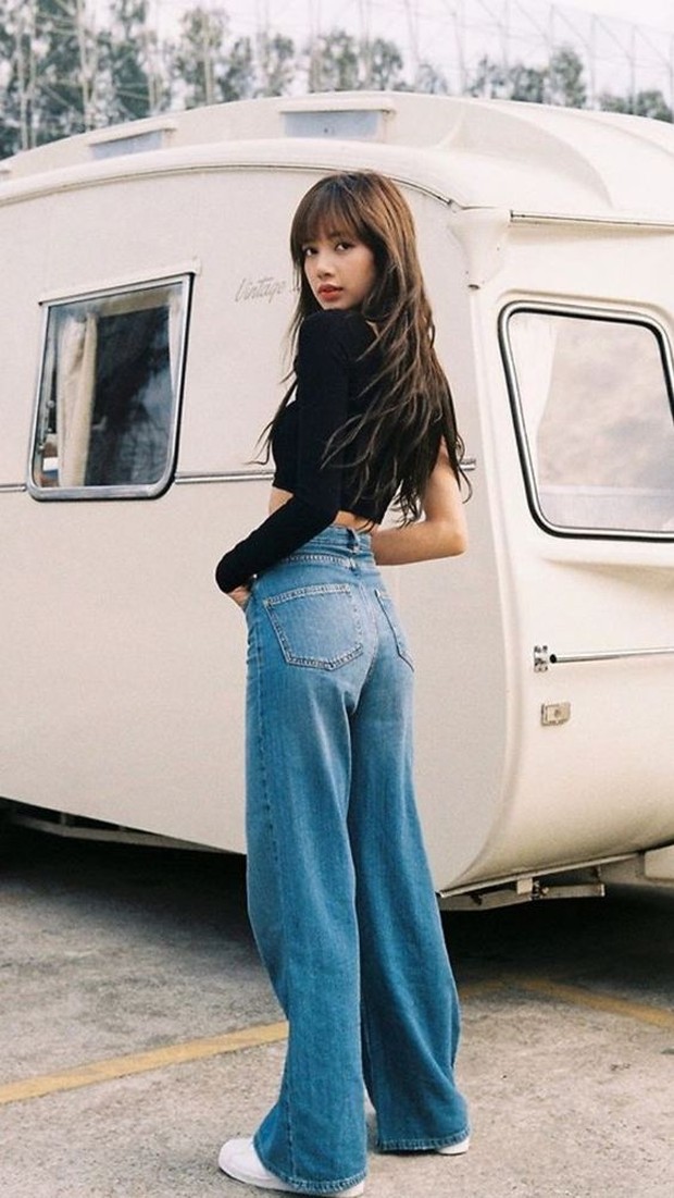 Highwaist cullot jeans with one shoulder top