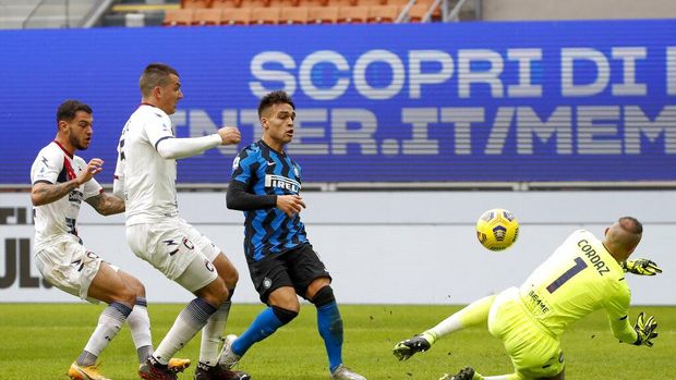 Inter Milan's Lautaro Martinez, center, scores his side's third goal passed Crotone's goalkeeper Alex Cordaz during the Serie A soccer match between Inter Milan and Crotone at the San Siro Stadium in Milan, Italy, Sunday, Jan. 3, 2021. (AP Photo/Antonio Calanni)