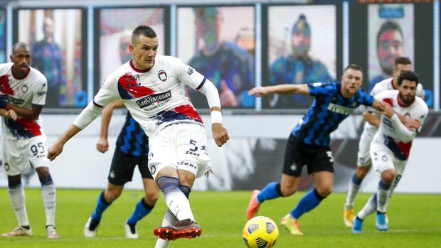 Crotone's Vladimir Golemic scores his side's second goal on a penalty kick during the Serie A soccer match between Inter Milan and Crotone at the San Siro Stadium in Milan, Italy, Sunday, Jan. 3, 2021. (AP Photo/Antonio Calanni)