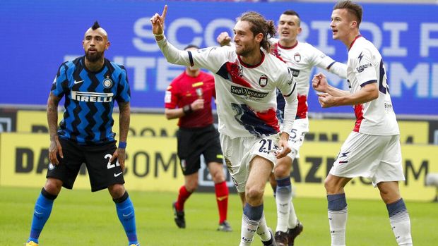 Crotone's Niccolo Zanellato, center, celebrates with his teammates after he scored his side's first goal during the Serie A soccer match between Inter Milan and Crotone at the San Siro Stadium in Milan, Italy, Sunday, Jan. 3, 2021. (AP Photo/Antonio Calanni)