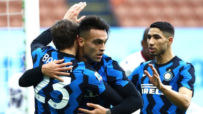 MILAN, ITALY - JANUARY 03: Lautaro Martinez of Inter Milan celebrates with teammates Nicolo Barella and Achraf Hakimi after scoring their teams second goal during the Serie A match between FC Internazionale and FC Crotone at Stadio Giuseppe Meazza on January 03, 2021 in Milan, Italy. Sporting stadiums around Italy remain under strict restrictions due to the Coronavirus Pandemic as Government social distancing laws prohibit fans inside venues resulting in games being played behind closed doors. (Photo by Marco Luzzani/Getty Images)