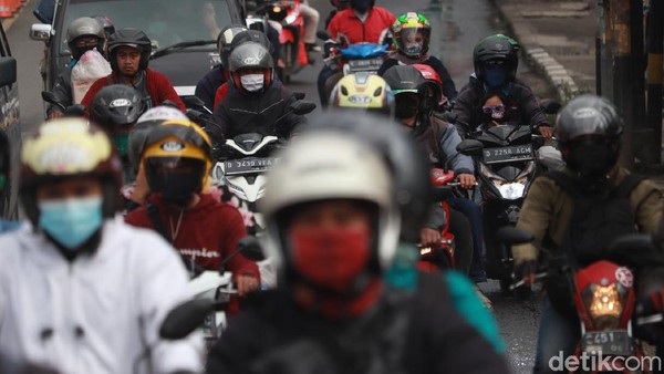 Sejumlah motor wara-wiri melintasi Jalan Raya Cileunyi-Cibiru, Bandung. Arus lalu lintas di kawasan itu tampak ramai saat puncak arus balik libur tahun baru.