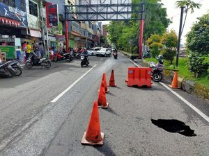 Jalan di Kawasan Pantai Losari Makasar Ambles, Satu Warga Terperosok