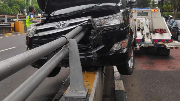 Penampakan Mobil Tertusuk Tiang Pembatas Jalan di Jaksel