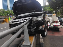 Mobil Tabrak Pembatas Jalan di Gatot Subroto Jaksel, Tiang Tembus ke Dalam