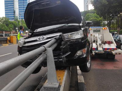 Penampakan Mobil Tertusuk Tiang Pembatas Jalan di Jaksel