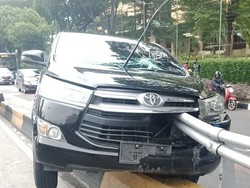 Ini Penyebab Kecelakaan di Gatsu Jaksel hingga Mobil Tertusuk Separator