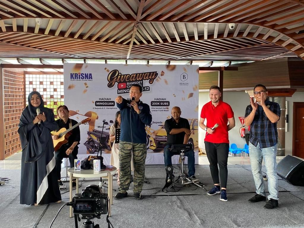Bareng Cinta Penelope, Ketua MPR Undi Give Away di Bali Bareng Cinta Penelope, Ketua MPR Undi Give Away di Bali