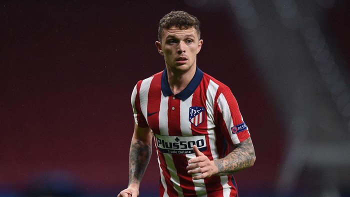 MADRID, SPAIN - NOVEMBER 25:   Kieran Trippier of Club Atletico de Madrid runs to take a corner kick during the UEFA Champions League Group A stage match between Atletico Madrid and Lokomotiv Moskva at Estadio Wanda Metropolitano on November 25, 2020 in Madrid, Spain. Football Stadiums around Europe remain empty due to the Coronavirus Pandemic as Government social distancing laws prohibit fans inside venues resulting in fixtures being played behind closed doors. (Photo by Denis Doyle/Getty Images)