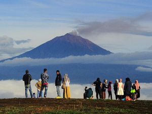 Libur Tahun Baru, Bukit Tirai Embun Ramai Pengunjung