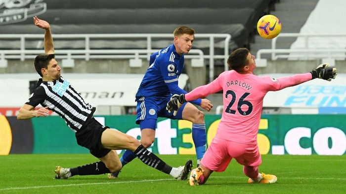 NEWCASTLE UPON TYNE, ENGLAND - JANUARY 03: Harvey Barnes (c) of Leicester City has a shot saved by Karl Darlow (r) of Newcastle United whilst being under pressure from Federico Fernandez (l) of Newcastle United during the Premier League match between Newcastle United and Leicester City at St. James Park on January 03, 2021 in Newcastle upon Tyne, England. The match will be played without fans, behind closed doors as a Covid-19 precaution. (Photo by Stu Forster/Getty Images)