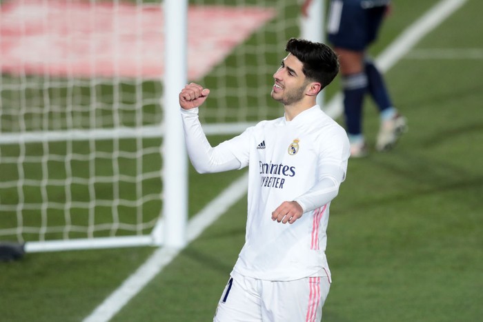 MADRID, SPAIN - JANUARY 02: Marco Asensio of Real Madrid celebrates after scoring their teams second goal during the La Liga Santander match between Real Madrid and RC Celta at Estadio Santiago Bernabeu on January 02, 2021 in Madrid, Spain. Sporting stadiums around Spain remain under strict restrictions due to the Coronavirus Pandemic as Government social distancing laws prohibit fans inside venues resulting in games being played behind closed doors. (Photo by Gonzalo Arroyo Moreno/Getty Images)