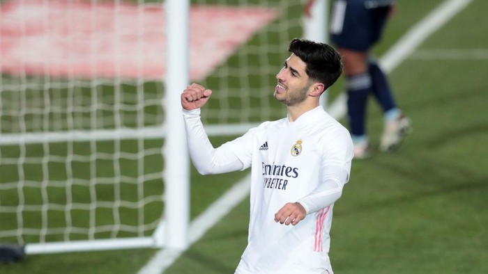 MADRID, SPAIN - JANUARY 02: Marco Asensio of Real Madrid celebrates after scoring their teams second goal during the La Liga Santander match between Real Madrid and RC Celta at Estadio Santiago Bernabeu on January 02, 2021 in Madrid, Spain. Sporting stadiums around Spain remain under strict restrictions due to the Coronavirus Pandemic as Government social distancing laws prohibit fans inside venues resulting in games being played behind closed doors. (Photo by Gonzalo Arroyo Moreno/Getty Images)