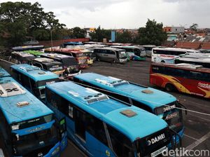 Melihat Aktivitas di Terminal Cicaheum Bandung