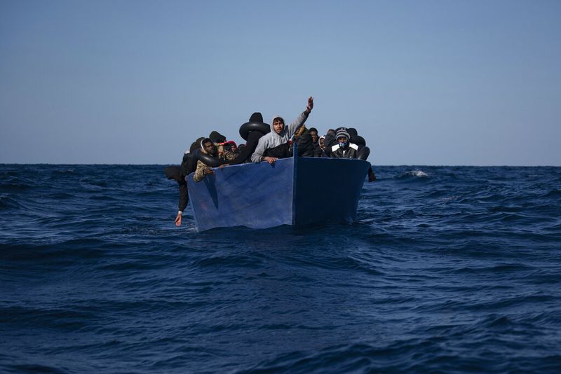 Sejumlah migran yang terombang-ambing di Laut Mediterania dievakuasi organisasi non-profit Spanyol. Para migran itu diketahui berasal dari Eritrea hingga Suriah