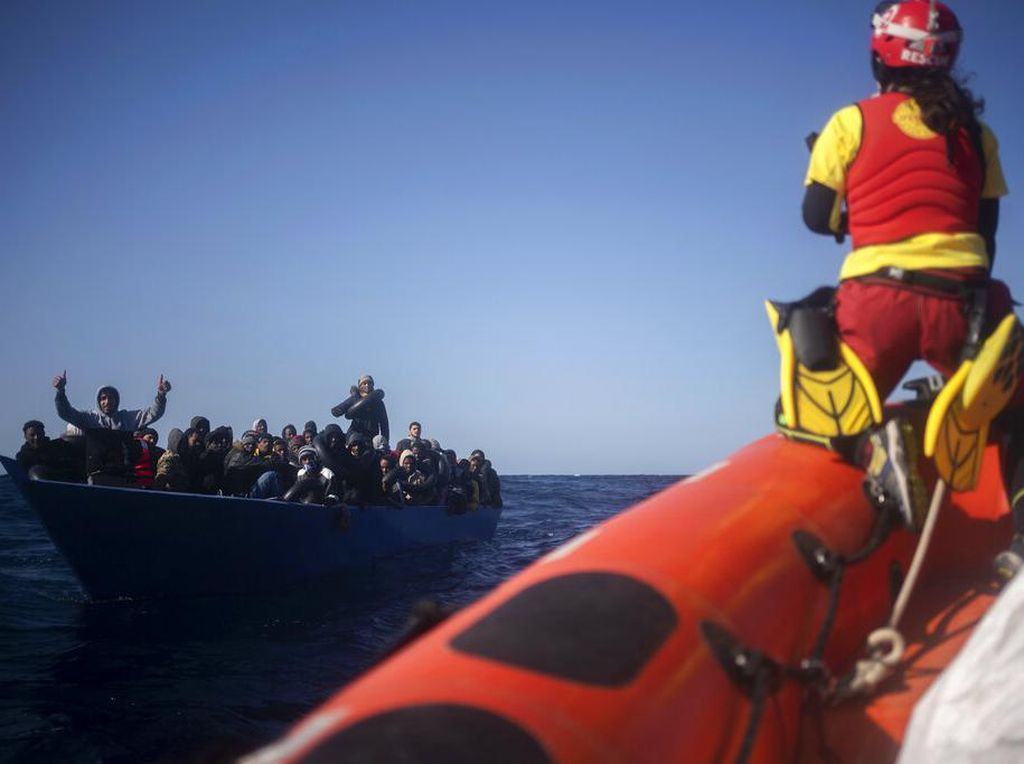 Dramatis! Detik-detik Penyelamatan 365 Imigran di Laut Mediterania Dramatis! Detik-detik Penyelamatan 365 Imigran di Laut Mediterania
