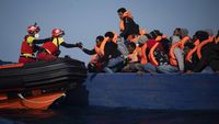Momen Penyelamatan Migran yang Terombang-ambing di Laut Mediterania